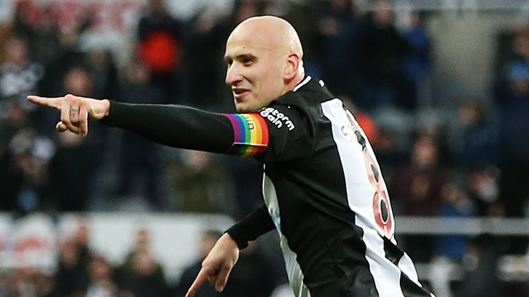 NEWCASTLE UPON TYNE, ENGLAND -DECEMBER 08: Jonjo Shelvey of Newcastle United in action during the Premier League match between Newcastle United and Southampton FC at St. James Park on December 8, 2019 in Newcastle upon Tyne, United Kingdom. (Photo by Nigel Roddis/Getty Images)