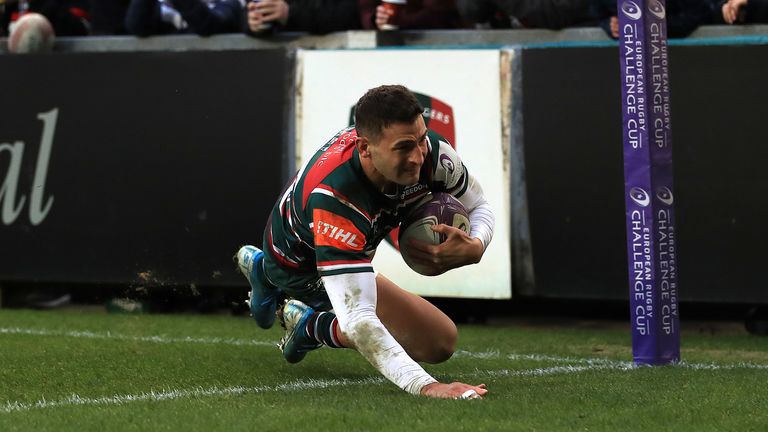 Jonny May pasa por uno de sus dos intentos en la derrota de Leicester de Calvisano