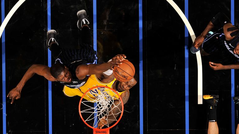   LeBron James de Los Angeles Lakers dispara el balón contra el Orlando Magic