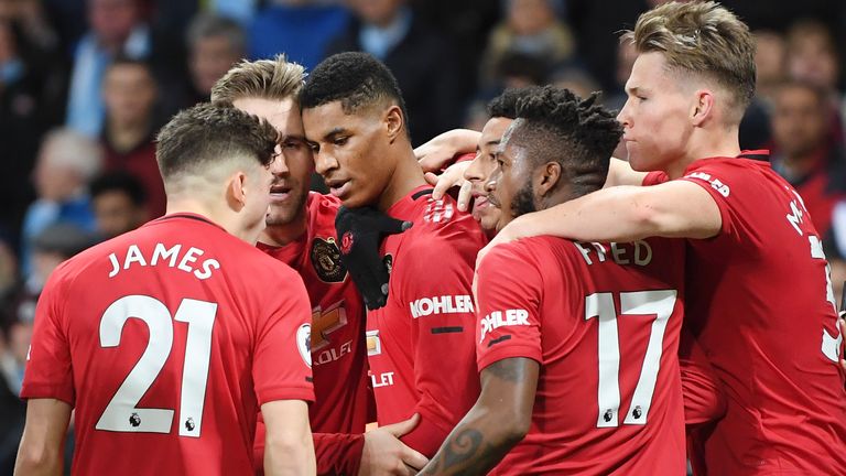 Marcus Rashford celebra con sus compañeros de equipo después de darle al Manchester United la delantera en el estadio Etihad