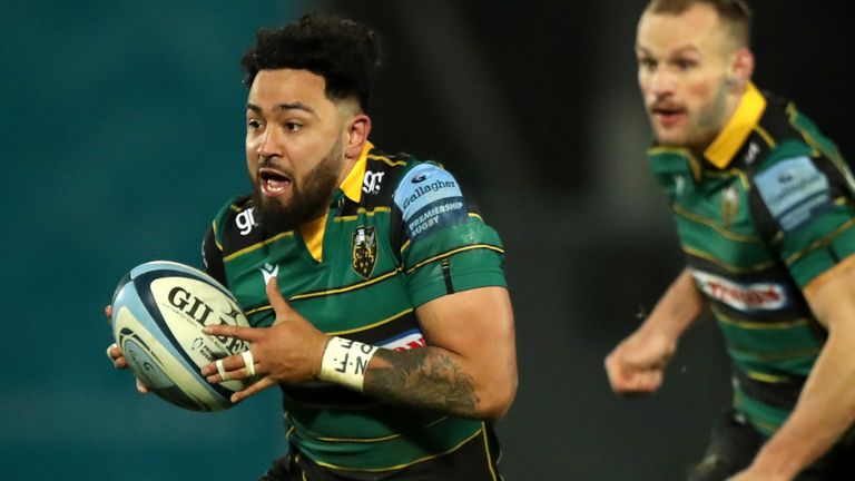 NORTHAMPTON, ENGLAND - NOVEMBER 30: Matt Proctor of Northampton Saints breaks with the ball with Rory Hutchinson in support during the Gallagher Premiership Rugby match between Northampton Saints and Leicester Tigers at Franklin's Gardens on November 30, 2019 in Northampton, England. (Photo by David Rogers/Getty Images)