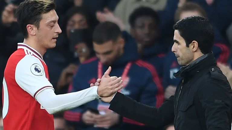 Mikel Arteta applauds Mesut Ozil after is substituted against Chelsea prior to their late defeat 