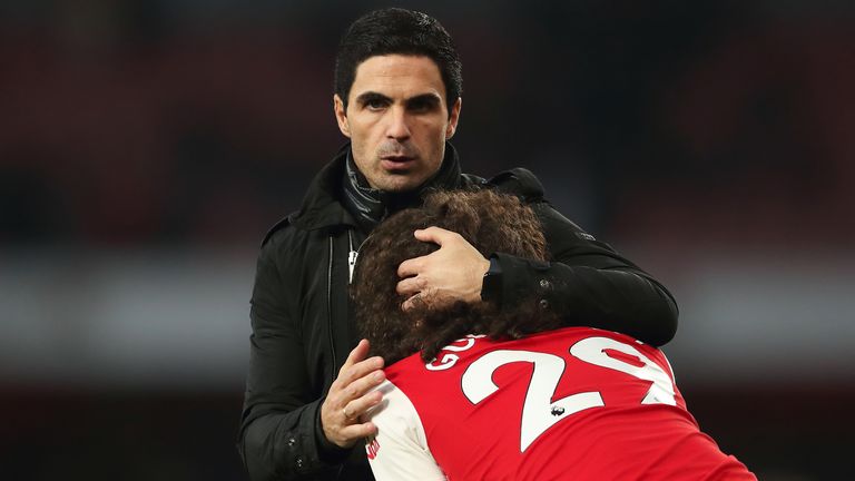 Mikel Arteta abraza a Matteo Guendouzi