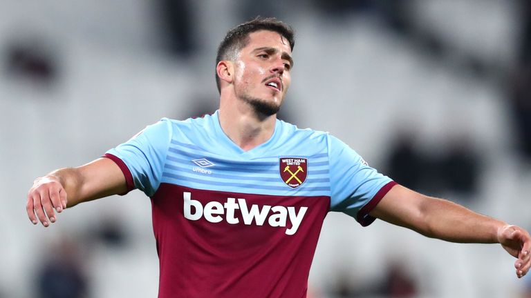 Pablo Fornals corta una figura frustrada cuando la victoria se desliza por los dedos de West Ham