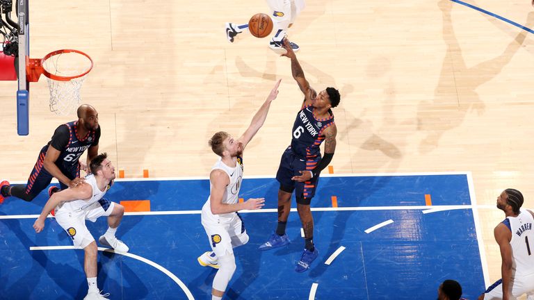 Elfrid Payton de los New York Knicks dispara la pelota durante un juego contra los Indiana Pacers 