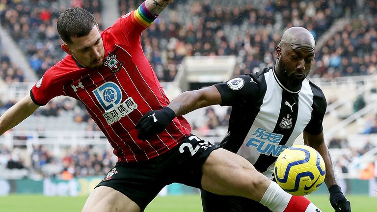 Pierre-Emile Hojbjerg and Jetro Willems battle for the ball