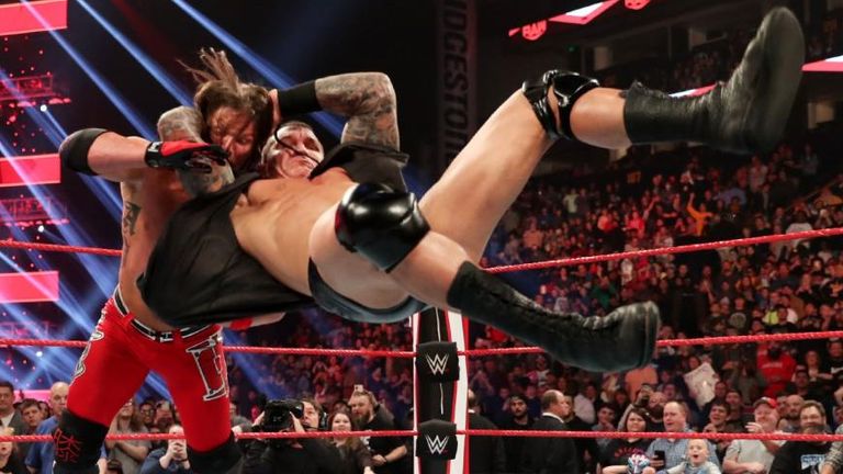 Randy Orton golpeó a AJ Styles con una marca registrada RKO en Raw de anoche