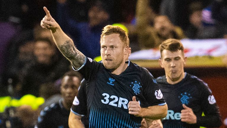 Scott Arfield de los Rangers celebra el 1-0 durante el partido de la Premier League entre Aberdeen y Rangers 