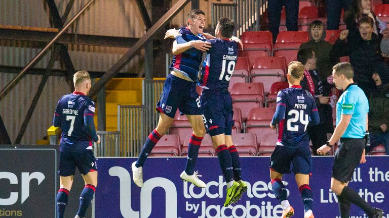 Ross Stewart del Condado de Ross celebra con sus compañeros de equipo después de anotar contra Hibs 