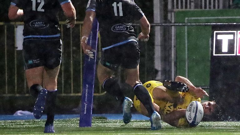 Jules Favre scores La Rochelle's first try