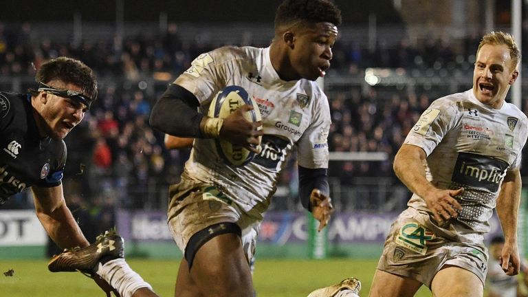 Samuel Ezeala runs in a try against Bath