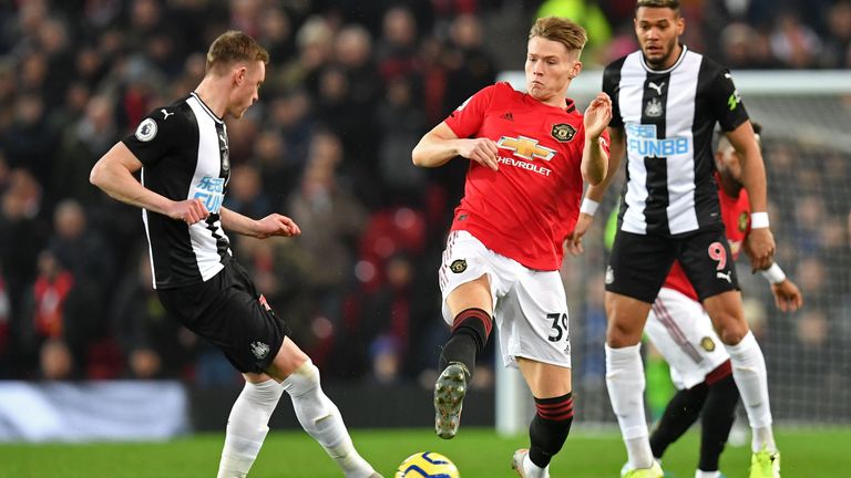 Scott McTominay challenges Sean Longstaff, resulting in a yellow card
