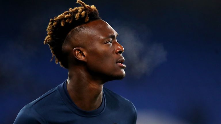 Tammy Abraham se calienta antes del saque inicial contra Aston Villa