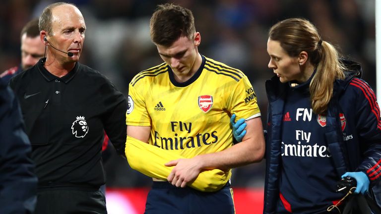 Kieran Tierney se fue con un brazo lesionado,  mientras que Héctor Bellerin se retiró antes del partido con una queja contundente