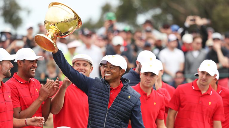 Tiger Woods lifts the Presidents Cup trophy