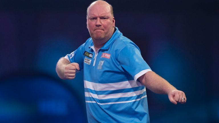 WILLIAM HILL PDC WORLD CHAMPIONSHIP  2020.ALEXANDRA PALACE.LONDON.PIC;LAWRENCE LUSTIG.ROUND1.VINCENT VAN DER VOORT V KEANE BARRY.VINCENT VAN DER VOORT IN ACTION