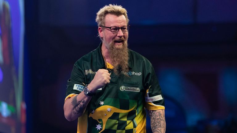 WILLIAM HILL PDC WORLD CHAMPIONSHIP  2020.ALEXANDRA PALACE.LONDON.PIC;LAWRENCE LUSTIG.ROUND 2.SIMON WHITLOCK V HARRY WARD.SIMON WHITLOCK IN ACTION