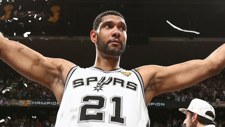 Tim Duncan celebra la victoria por el título de los Spurs en 2014