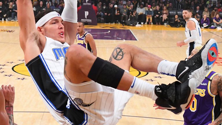 Aaron Gordon dunks with authority in the Magic&#39;s win over the Lakers