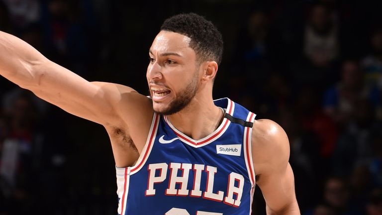 Ben Simmons saluda a la multitud durante la victoria de Filadelfia sobre Oklahoma City