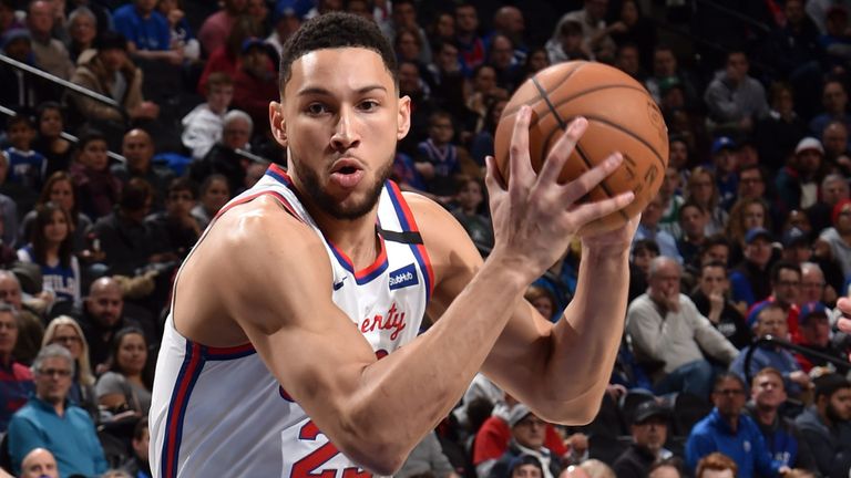 Ben Simmons conduce el carril contra los Celtics