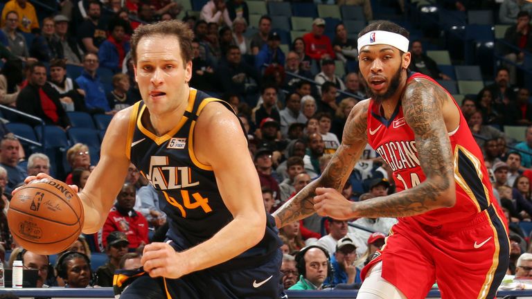 Bojan Bogdanovic evade a Brandon Ingram durante la victoria de Utah en Nueva Orleans