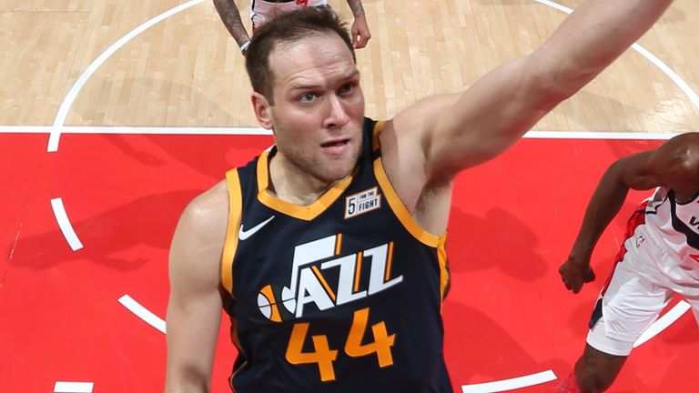 Bojan Bogdanovic anota en la canasta contra Washington