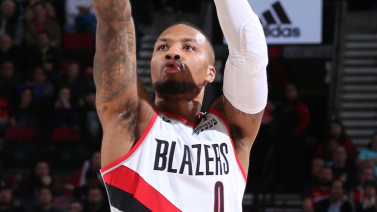 Damian Lillard dispara un triple contra Charlotte