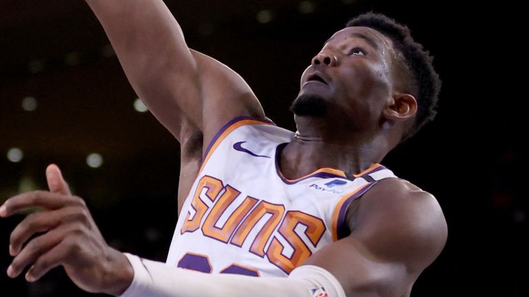 DeAndre Ayton scores with a lay-up against the Knicks
