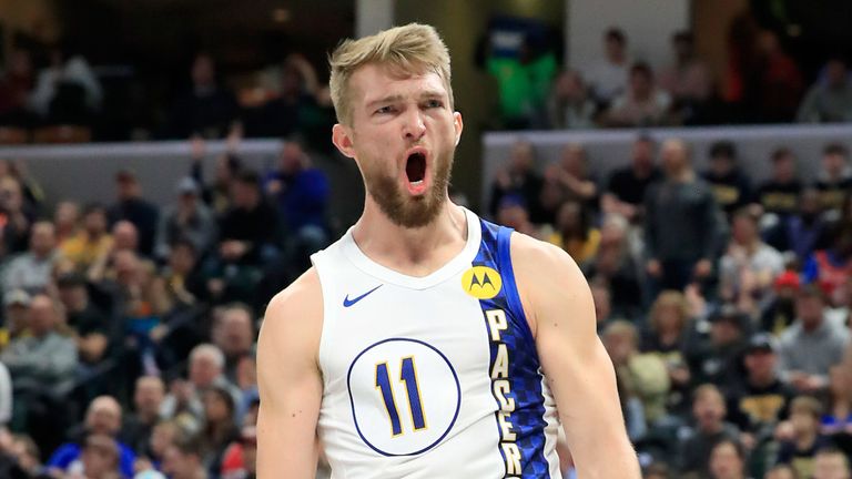 Domantas Sabonis celebra una volcada contra los 76ers