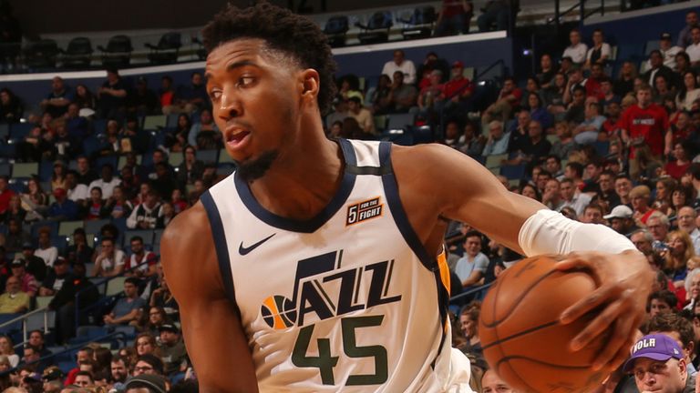 Donovan Mitchell busca vencer a su defensor en el regate