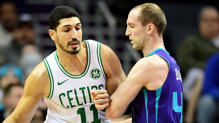 Enes Kanter trabaja en el puesto contra Charlotte