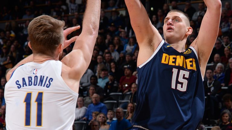 Nikola Jokic tira un tiro sobre Domantas Sabonis