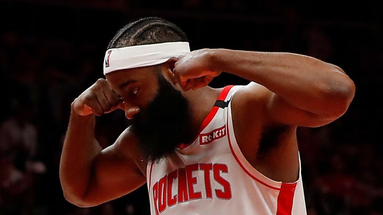 James Harden se flexiona en su camino hacia un triple doble de 41 puntos contra Atlanta