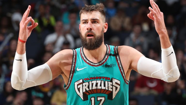 Jonas Valanciunas saluda a la multitud durante los Grizzlies & # 39; victoria en casa contra los guerreros