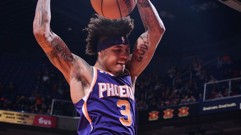 Kelly Oubre tira una volcada durante la victoria de Phoenix Charlotte