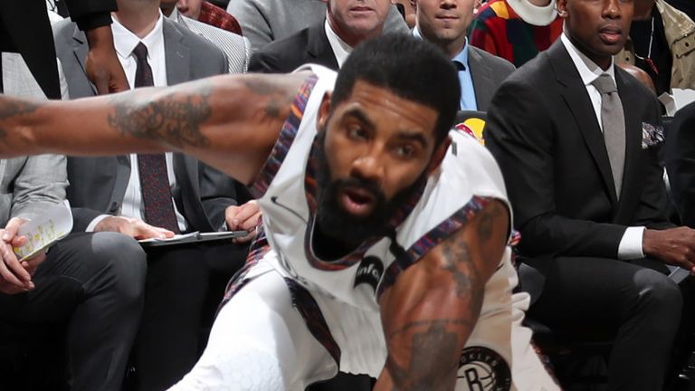 Kyrie Irving mantiene el equilibrio mientras dribla contra los Atlanta Hawks