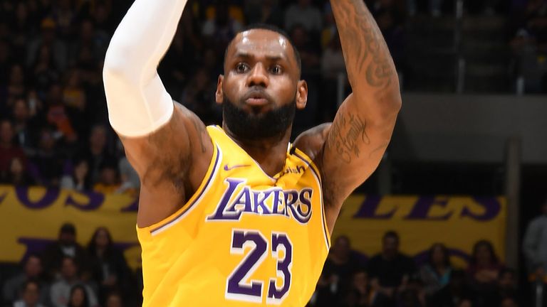 LeBron James lanza un triple contra los Knicks