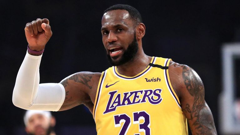 LeBron James call a play during the Lakers win over the Cavaliers