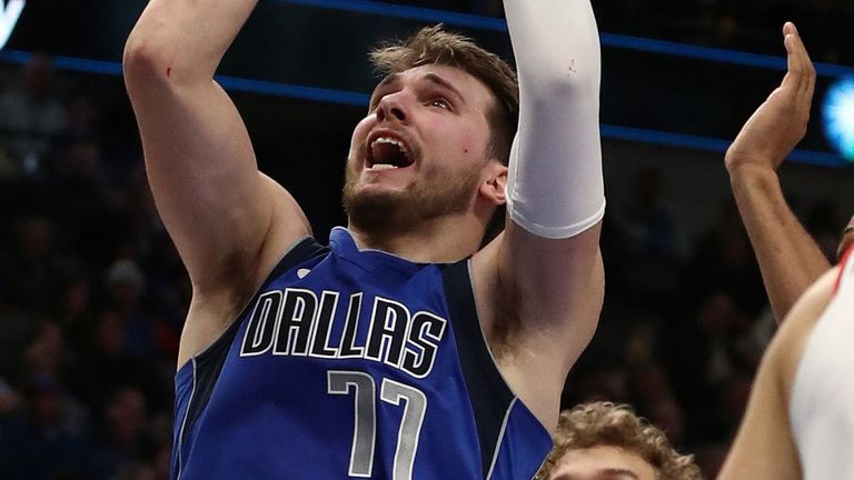 Luka Doncic se eleva a la canasta para anotar contra Chicago