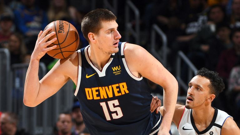 Nikola Jokic busca pasar contra los LA Clippers