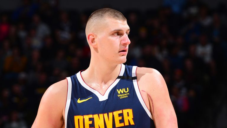 Nikola Jokic en acción por los Denver Nuggets contra los Indiana Pacers