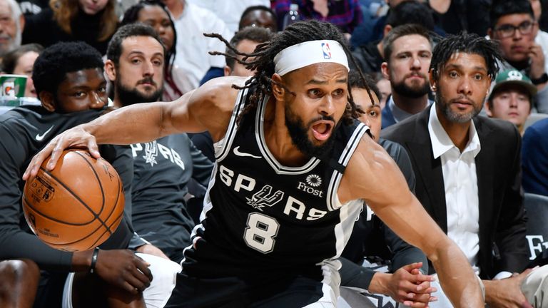 Patty Mills ataca el regate contra los Milwaukee Bucks