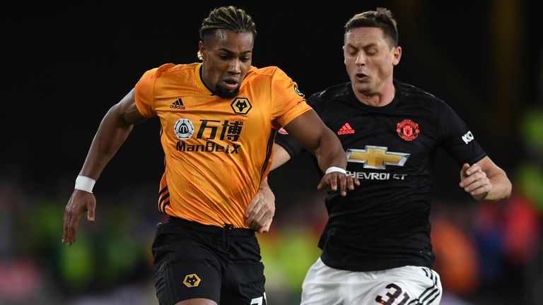 Adama Traore se enfrenta a Nemanja Matic en el empate sin goles en Molineux