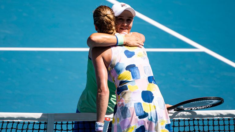 Barty abraza a Petra Kvitova después de ganar sus cuartos de final en Rod Laver Arena