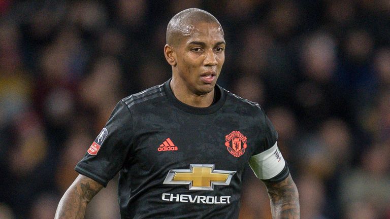 El trato de Ashley Young en el United se agota en el verano