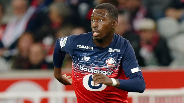 Boubakary Soumare de Lille durante un partido de la Ligue 1 contra Nimes en el Stade Pierre Mauroy