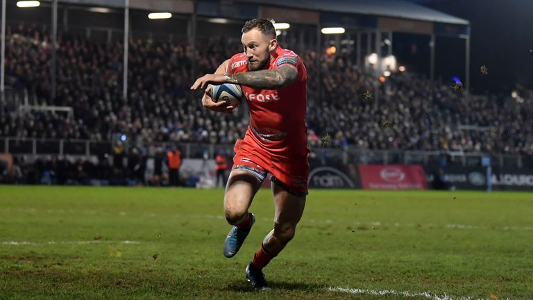 BATH, ENGLAND - DECEMBER 28: Byron McGuigan of Sale Sharks beats Semesa Rokoduguni of Bath Rugby to score his sides second try during the Gallagher Premiership Rugby match between Bath Rugby and Sale Sharks at the Recreation Ground on December 28, 2019 in Bath, England. (Photo by Alex Davidson/Getty Images)