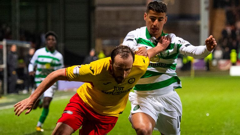 Stuart Bannigan y Daniel Arzani luchan durante el partido de la Copa de Escocia