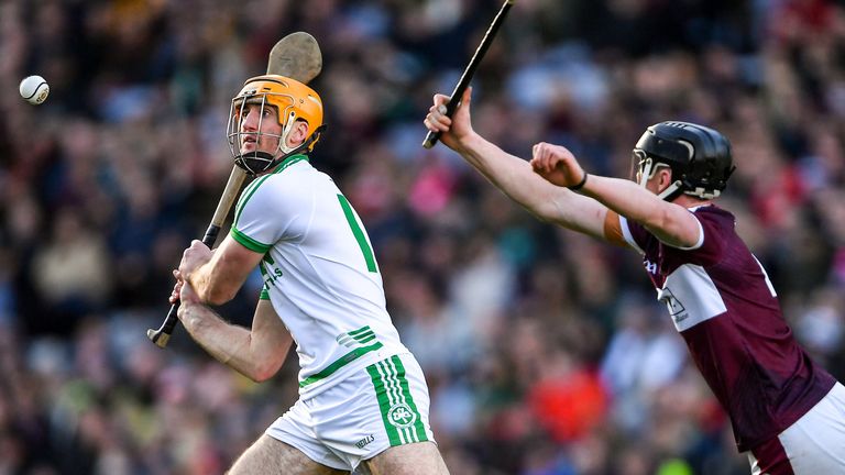 Colin Fennelly of Ballyhale Shamrocks gets a shot away despite the attentions of Liam Ryan of Borris-Ileigh